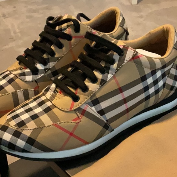 Burberry - Picture 2 of 3